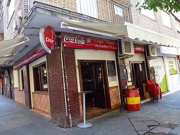 Café Bar La Esquina/Harvey Holtom