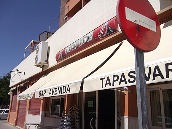 Bar Avenida/Peterjon Cresswell