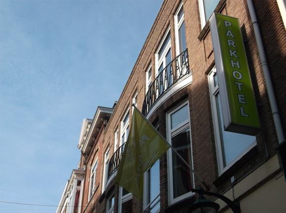 Parkhotel/Peterjon Cresswell