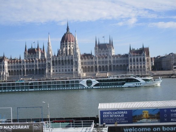 Welcome to Budapest/Peterjon Cresswell